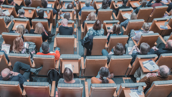 Foto aus der Vogelperspektive auf Menschen in einem Hörsaal sitzend