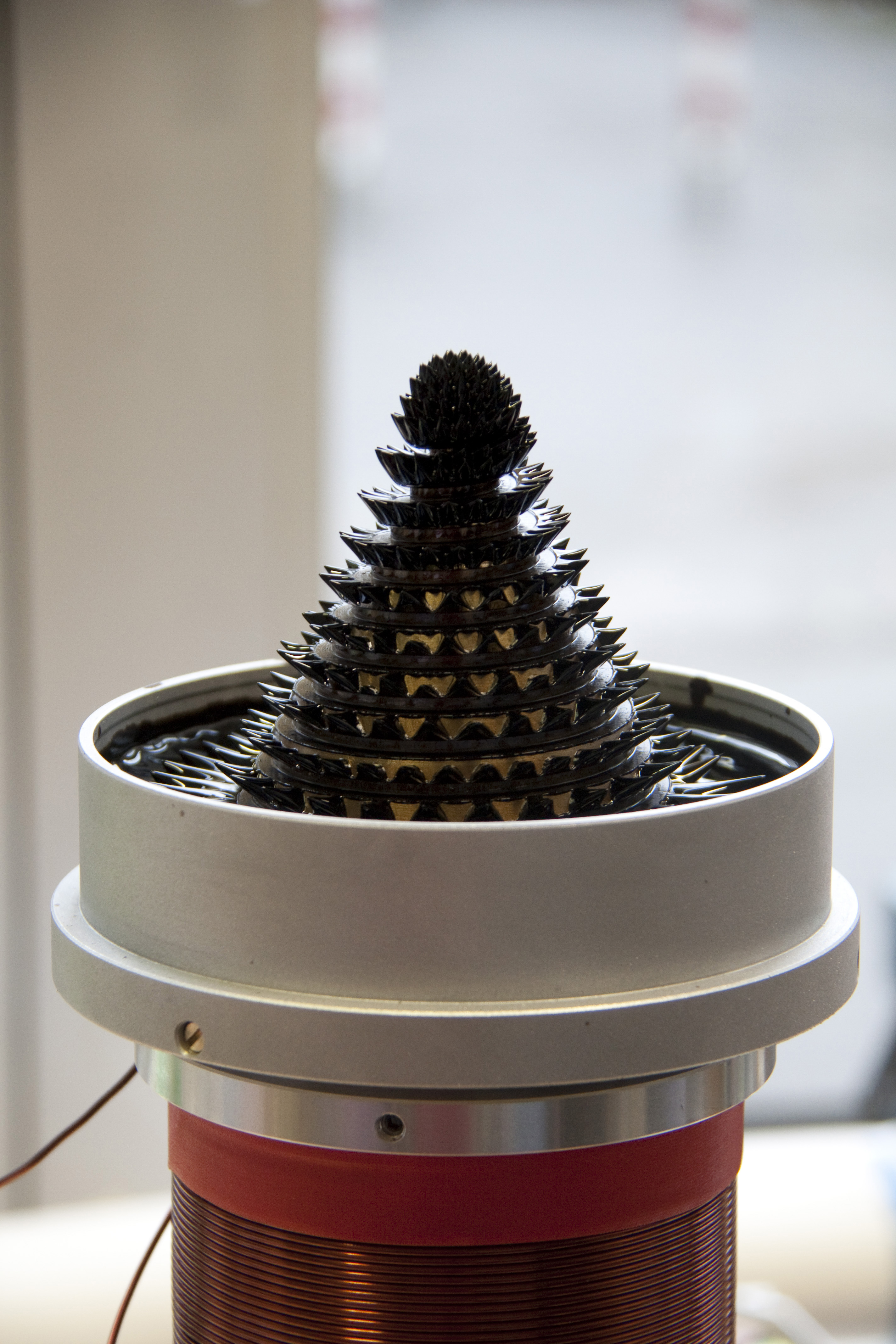 Mit dem Ferrofluid-Brunnen zeigt CeNIDE, wie sich winzige magnetische Partikel beeinflussen lassen. Foto: CeNIDE