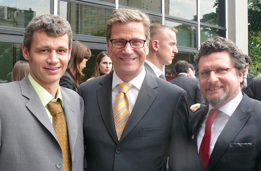 v.l.: Dr. Stephan Hollensteiner, Außenminister Guido Westerwelle, Prof. Dr. Christoph de Oliveira Käppler (Foto: UAMR)