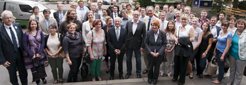 Vor der Stadtrundfahrt: Vertreter von Uni und Stadt vor dem Duisburger Rathaus
