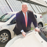 Evonik-Chef Engel signiert das RUHRAUTOe (© UDE)