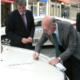 Dr. Norbert Lammert signiert das RUHRAUTOe (© UDE)
