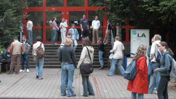 Studierende stehen vor dem Gebäude LA am Campus Duisburg