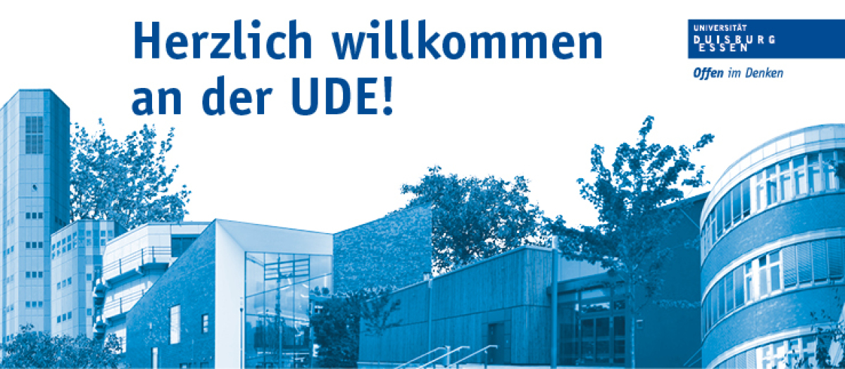 Der Header zur Erstsemesterbegrüßung im Wintersemester 2023/2024 an der Universität Duisburg-Essen zeigt nebeneinander verschiedene Gebäude der beiden Campusse. Mittig über den Gebäuden befindet sich der Schriftzug "Herzlich willkommen an der UDE!" und rechts davon am Bildrand das Logo der UDE.