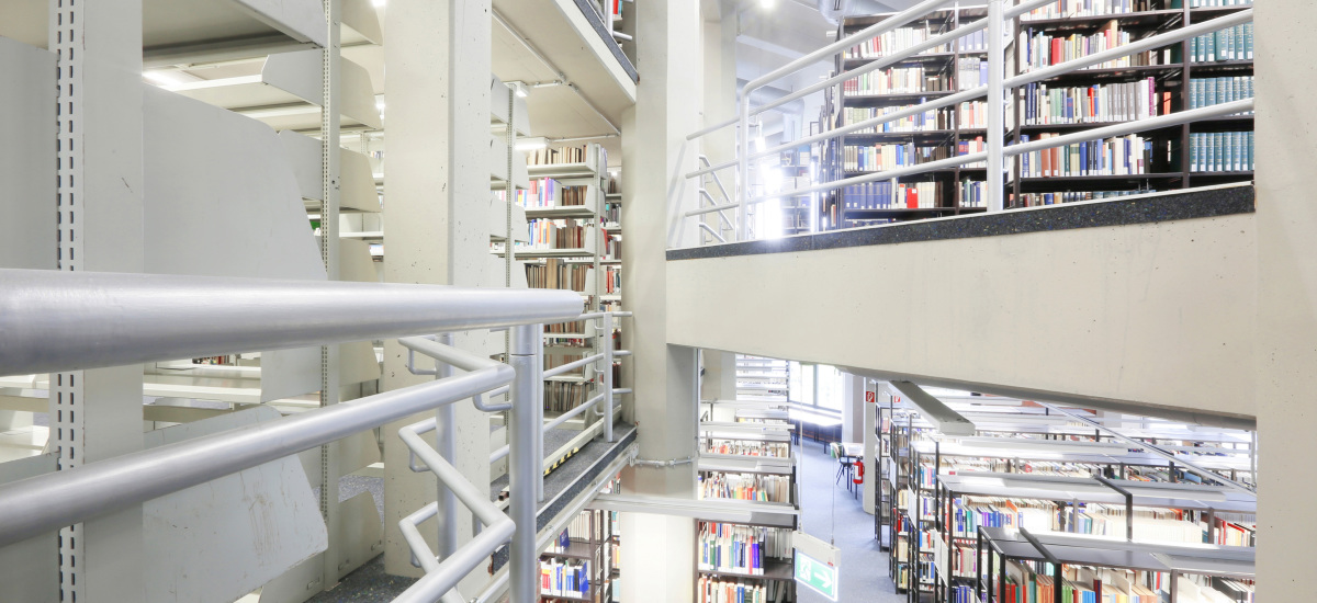 Darstellung eines Raumes der Bibliothek mit Sicht auf Bücherregale