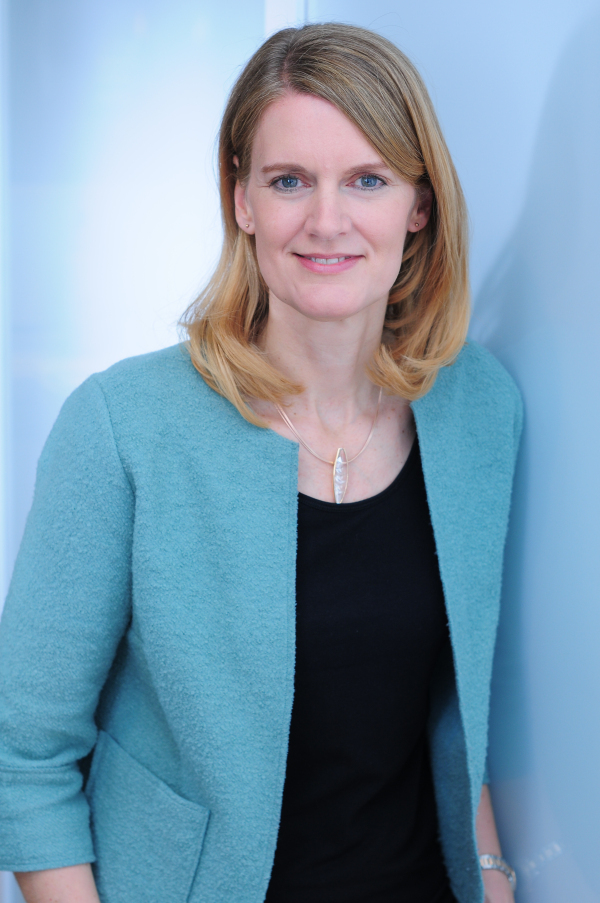 Porträtbild von Prof. Dr. Isabell van Ackeren. Kleidung und Hintergrund in hellblauen Farbtönen gehalten.