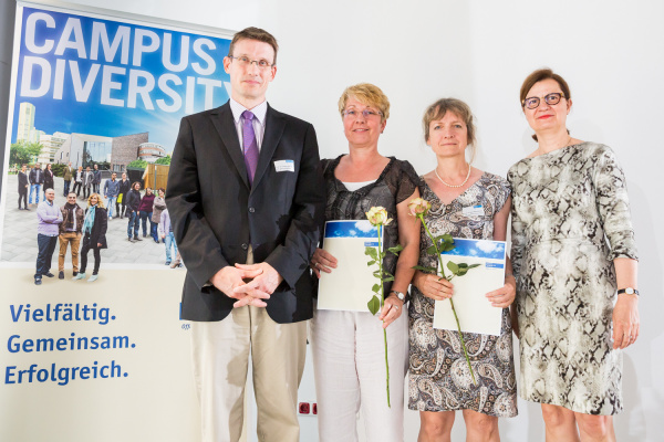 Prof. Dr. Carsten Schmuck, Dr. Eva Zeppenfeld, Prof. Dr. Karin Stachelscheid und Prof. Dr. Evelyn Ziegler 