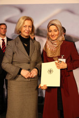 Federal Research Minister Johanna Wanka and Dr. Aysegül Dogangün (r.) at the inaugural event of the junior research groups. Photo: Andreas Lemke