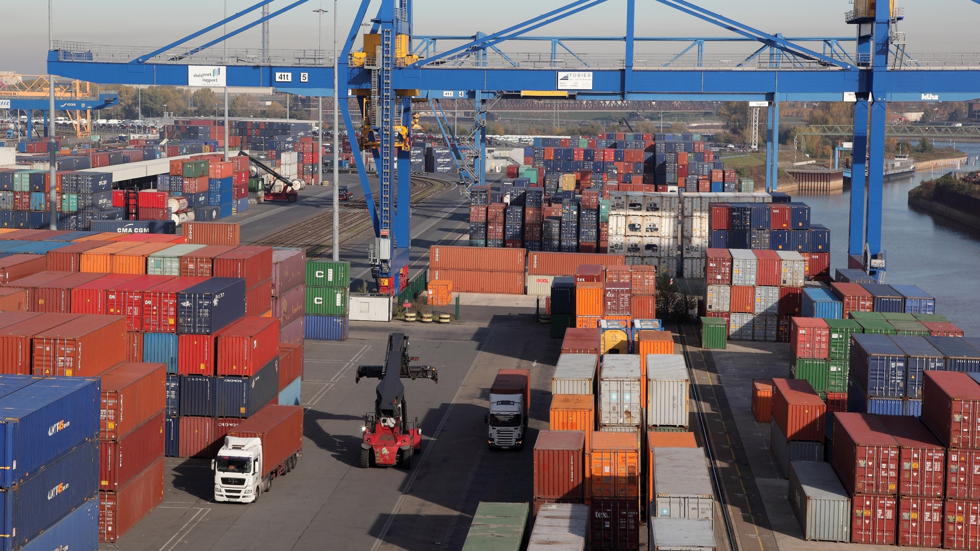 Blick auf den Containerhafen in Duisburg