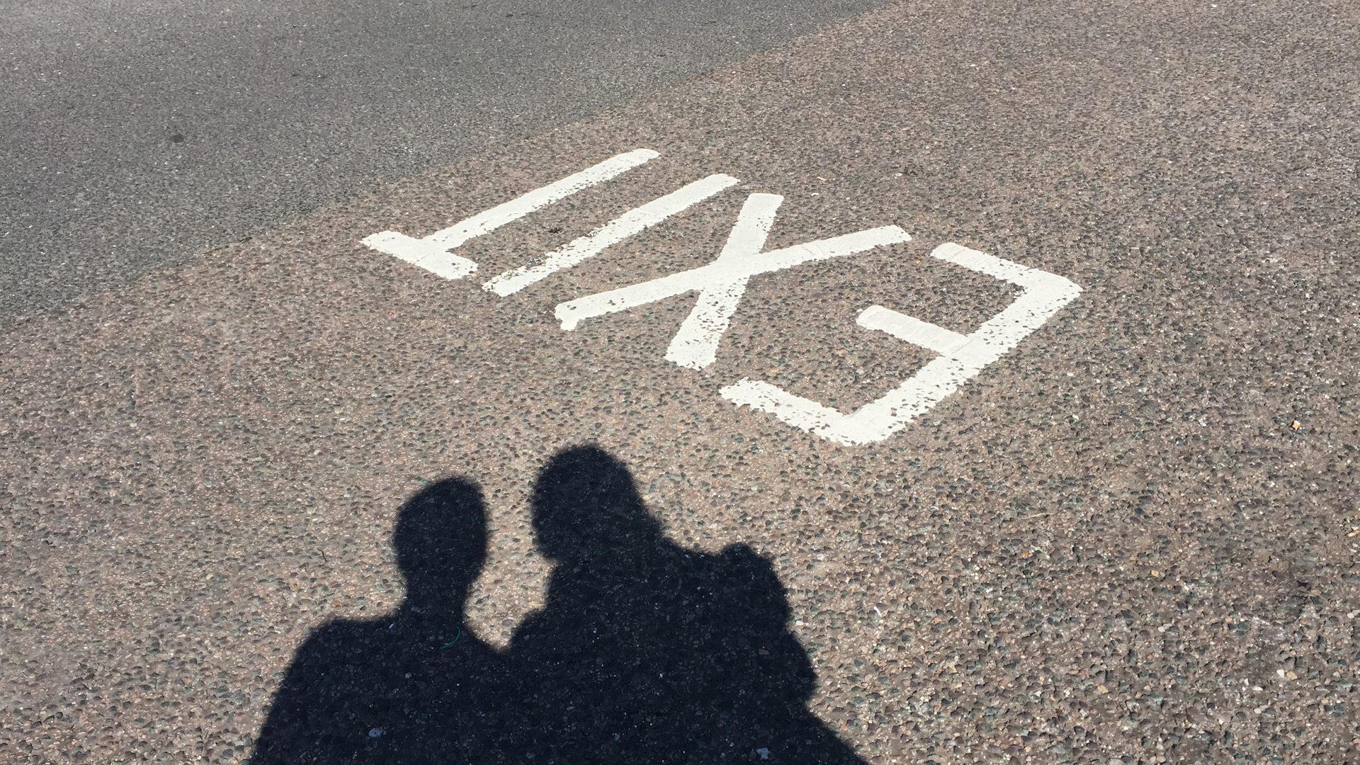 Schmuckbild mit dem Schatten von 2 Personen und dem Schriftzug Exit 