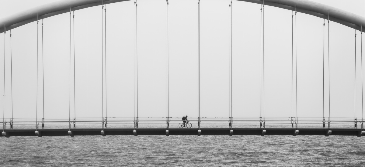Ein fahrdfahrer auf einer Brücke