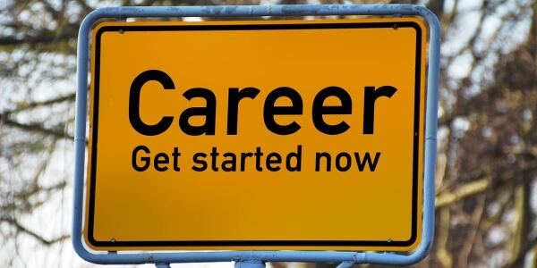 Ein Schild auf welchem Career - Get started now - steht.