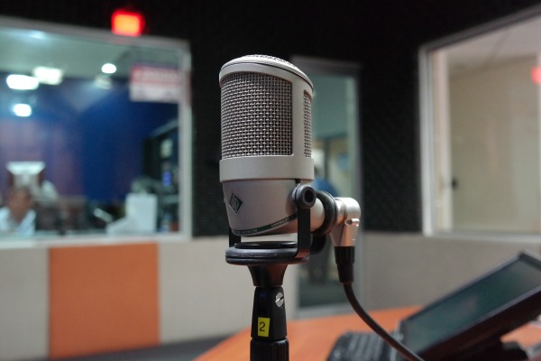 Ein Mikrofon in einem Aufnahmestudio.
