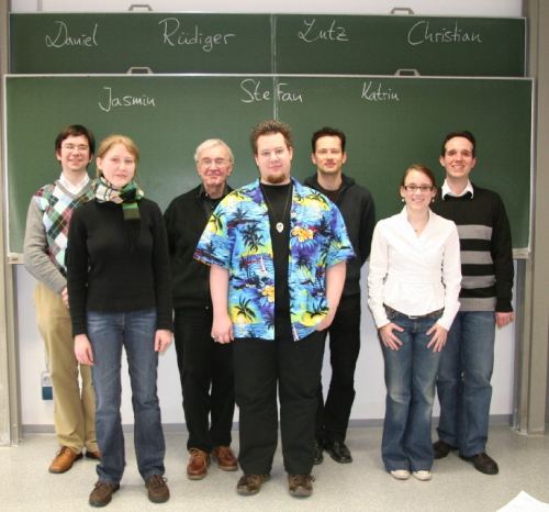 Gruppenbild der Arbeitsgruppe Göbel/Strüngmann vor einer grünen Wandtafel