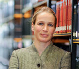 Porträt von Prof. Dr. Barbara Buchenau vor einem Bücherregal