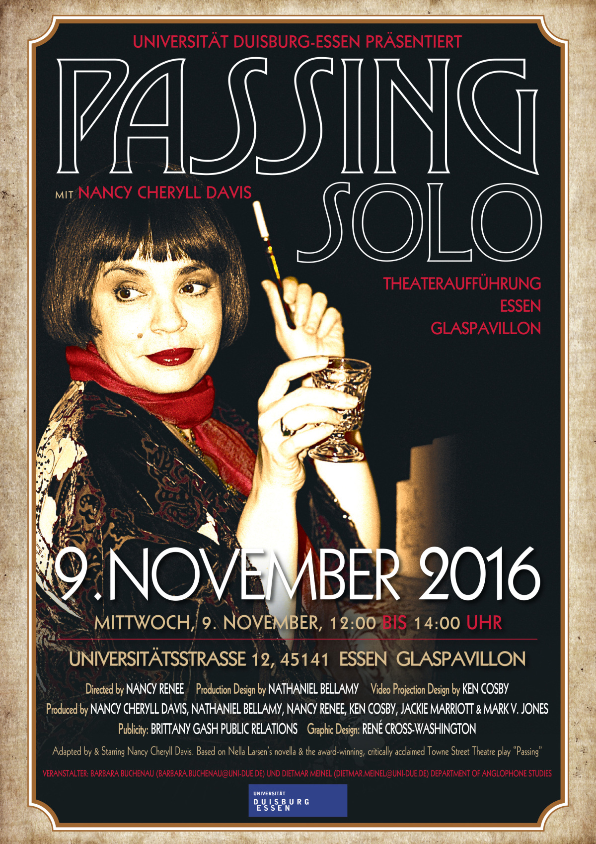 Ankündigungsplakat der Theateraufführung Passing Solo zeigt die Schauspielerin Nancy Cheryll Davis im Stil der 1920er Jahre mit einer typischen Bob-Frisur, roten Lippen, einer Zigarette mit langem Zigarettenhalter in der linken Hand und einem Glas mit Hochprozentigem in der rechten Hand.