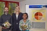 Frau van Ackeren mit den beiden Preisträgern des Innovationspreises 2015, Dr. Dietmar Meinel und Courtney Moffett-Bateau.