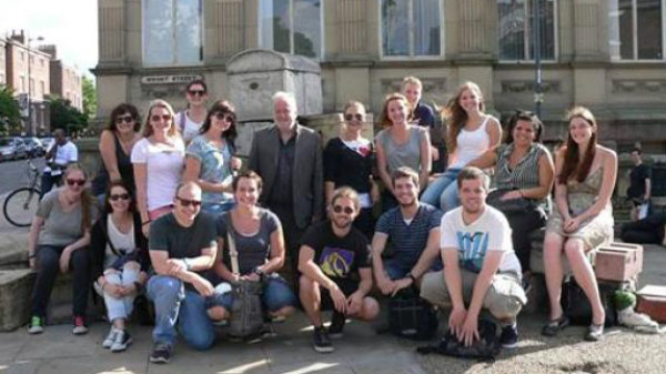 Bild einer Gruppe von Studenten und Neil Deane in Liverpool.