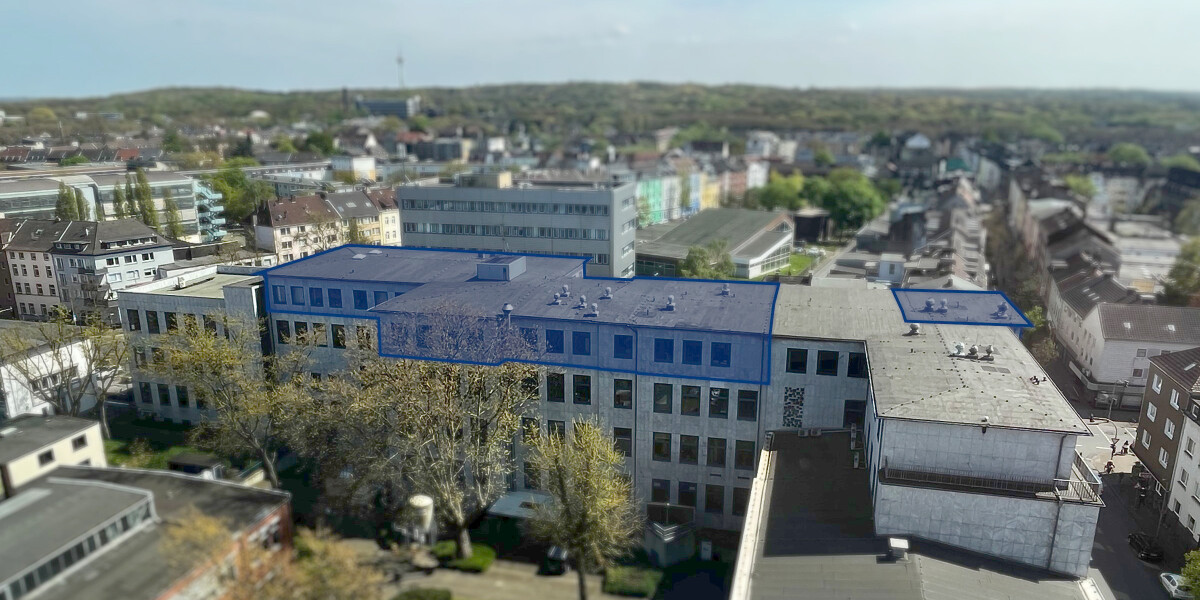 Außenansicht des BA-Gebäudes mit farblich hervorgehobener Etage des Fachgebiets.