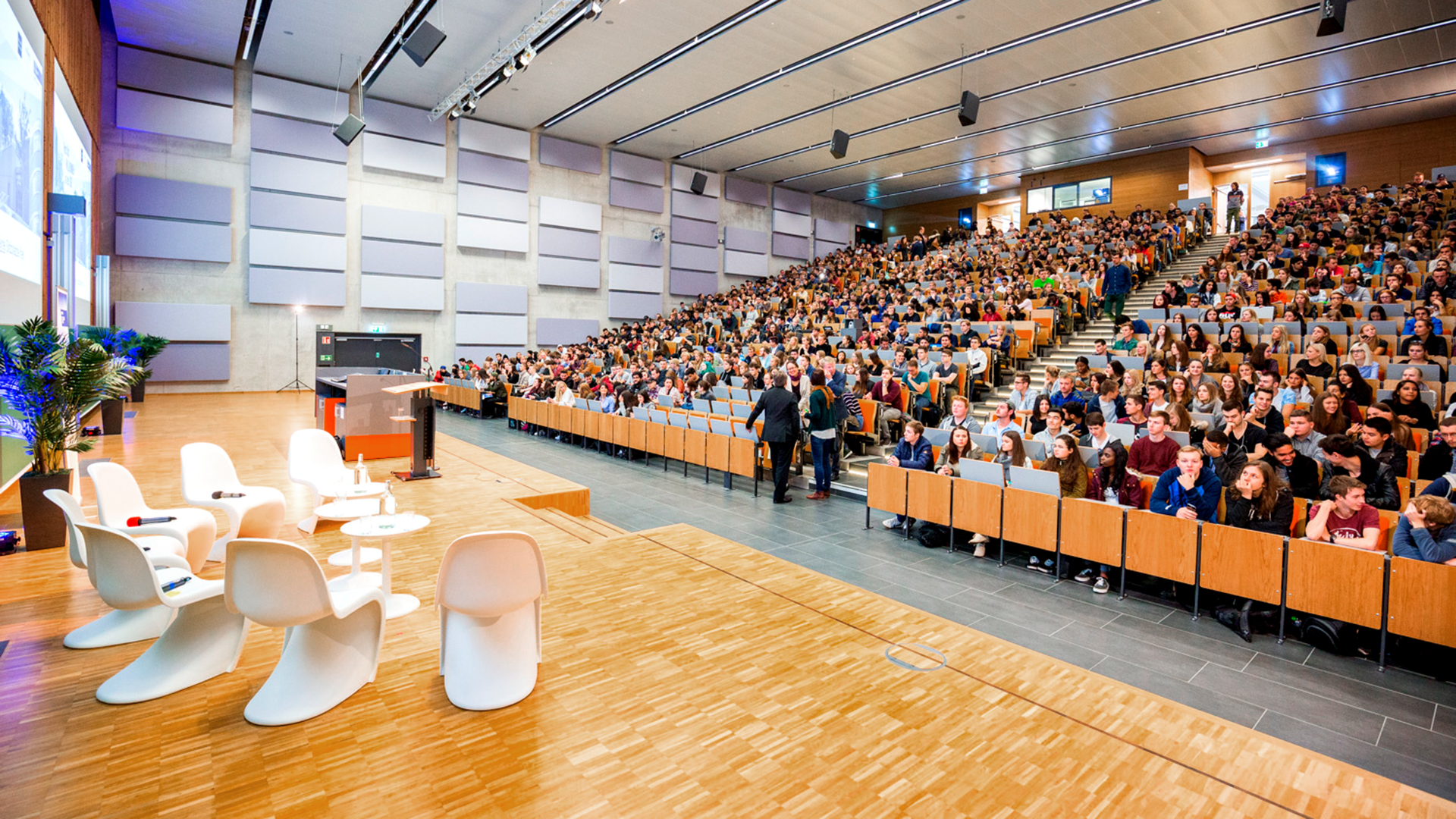 Podiumsdiskussion in einem voll besetzten Hörsaal der Universität Duisburg-Essen