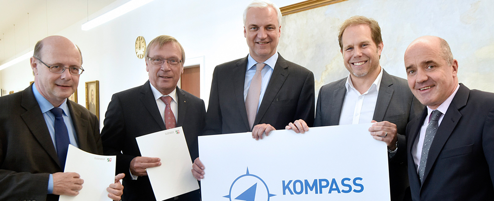 Bei der Bescheidübergabe (v.l.: Prof. Dr. Bernd Noche, IHK-Präsident Burkhard Landers, NRW-Wirtschaftsminister Garrelt Duin, ZLV-Geschäftsführer Klaus Krumme, IHK-Hauptgeschäftsführer Dr. Stefan Dietzfelbinger, Fotonachweis: IHK Niederrhein)