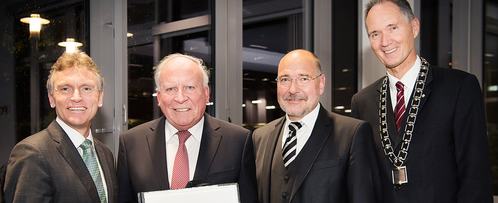 v.l.: Laudator Prof. Dr. Volker Clausen, Dr. Dr. h.c. Henning Osthues-Albrecht, Dekan Prof. Dr. Erwin Rathgeb, Rektor Prof. Dr. Ulrich Radtke