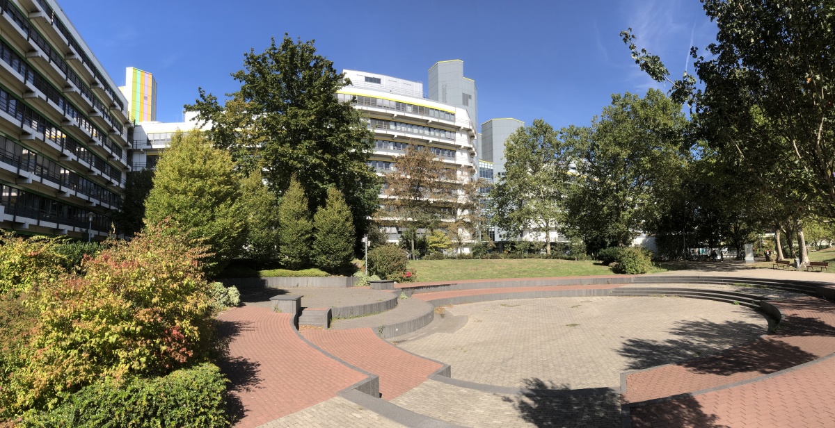Panorama-Ansicht des Gebäudes S05 (Fakultäten für Biologie und Chemie) am Campus Essen