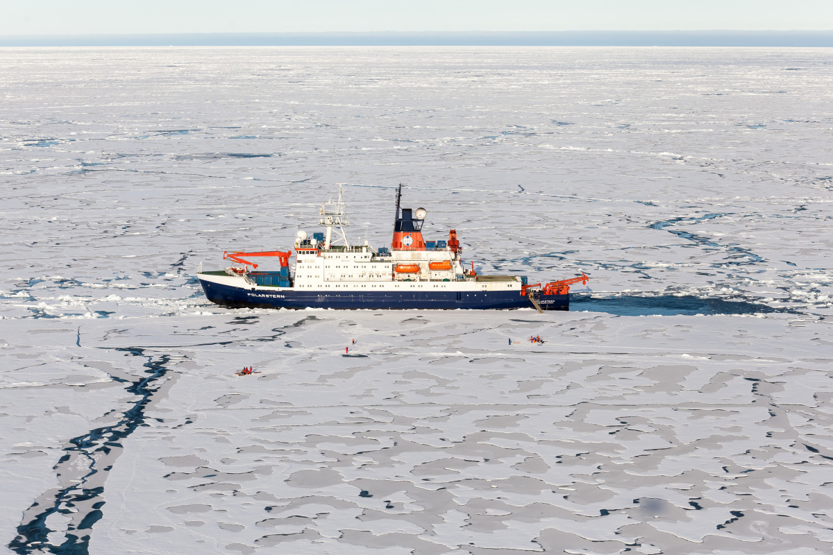 Luftaufnahme des Forschungsschiffes Polarstern Luftaufnahme des Forschungsschiffes Polarstern