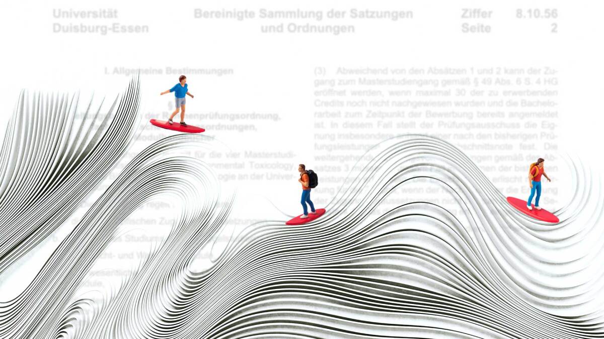Miniatur Figuren surfen über gewelltes Papier, im Hintergrund sieht man Text aus einer Prüfungsordnung