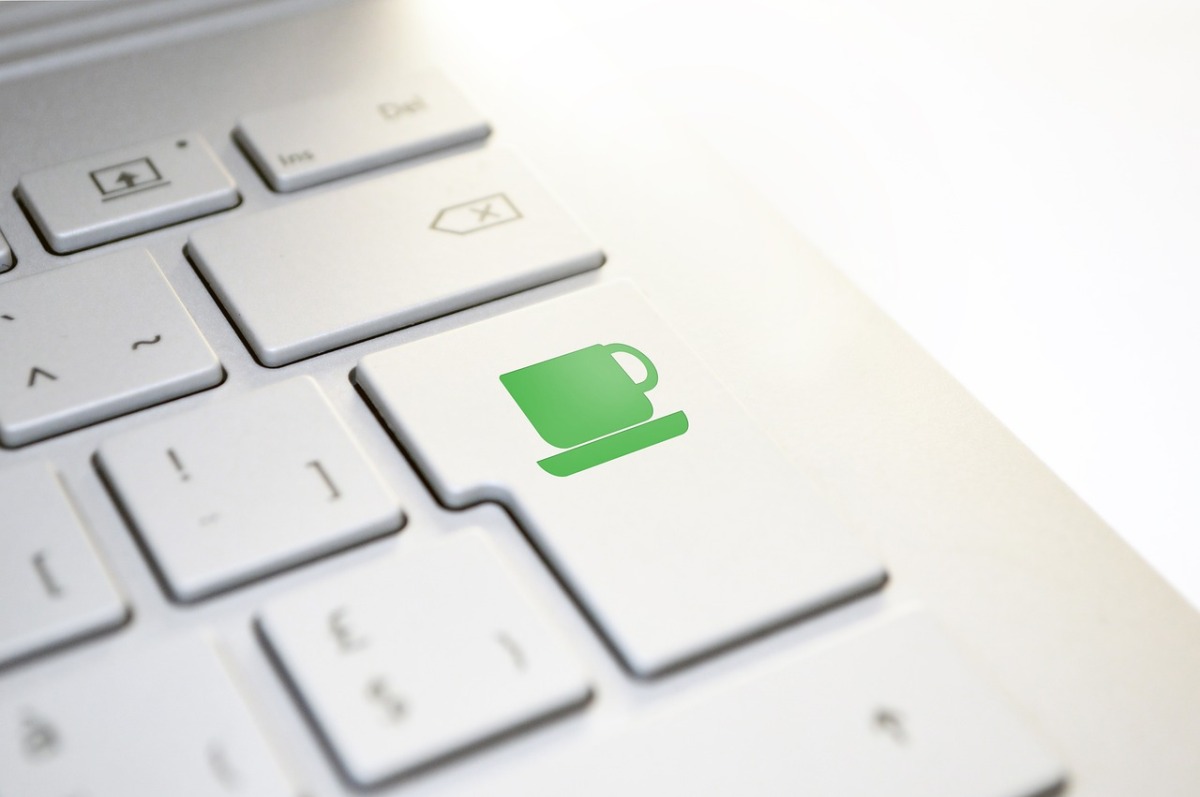 PC Tastatur mit Piktogramm einer grünen Kaffeetasse auf Entertaste