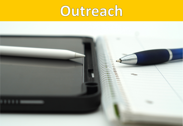 Ein gelber Balken mit der Überschrift Outreach. Darunter ein Bild von einem Block und einem Tablet mit den dazugehörigen Stiften.