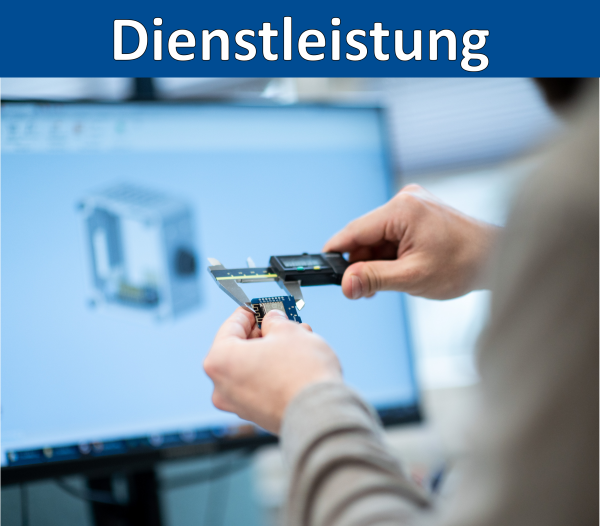 Ein blauer Balken mit der Überschrift Dienstleistungen. Darunter ein Bild einer Person die mit einem Messschieber ein viereckiges Bauteil vermisst. Im Hintergrund ist das Bauteil auf einem Computerbildschirm in einem CAD Programm dargestellt