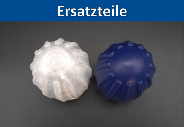 'Ersatzteile' in weißer Schrift auf blauem Balken; darunter zwei fast identische Bauteile nebeneinander: rechts Original, links 3D-gedruckt.