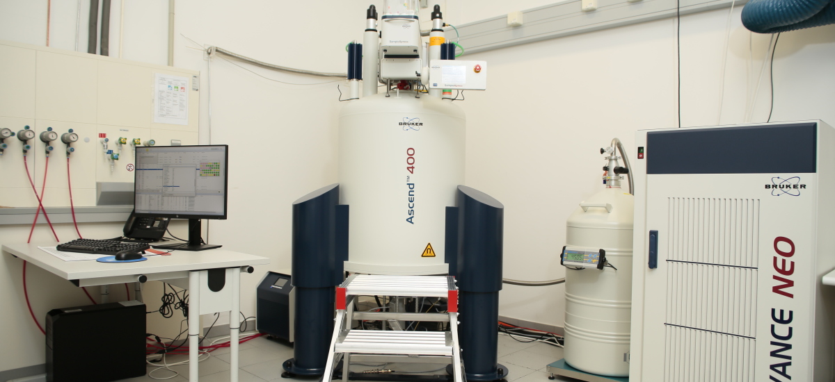 Übersicht eines Labors mit 400 MHz NMR Spektrometer