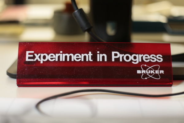 Schild mit der Aufschrift: Experiment in Progress
