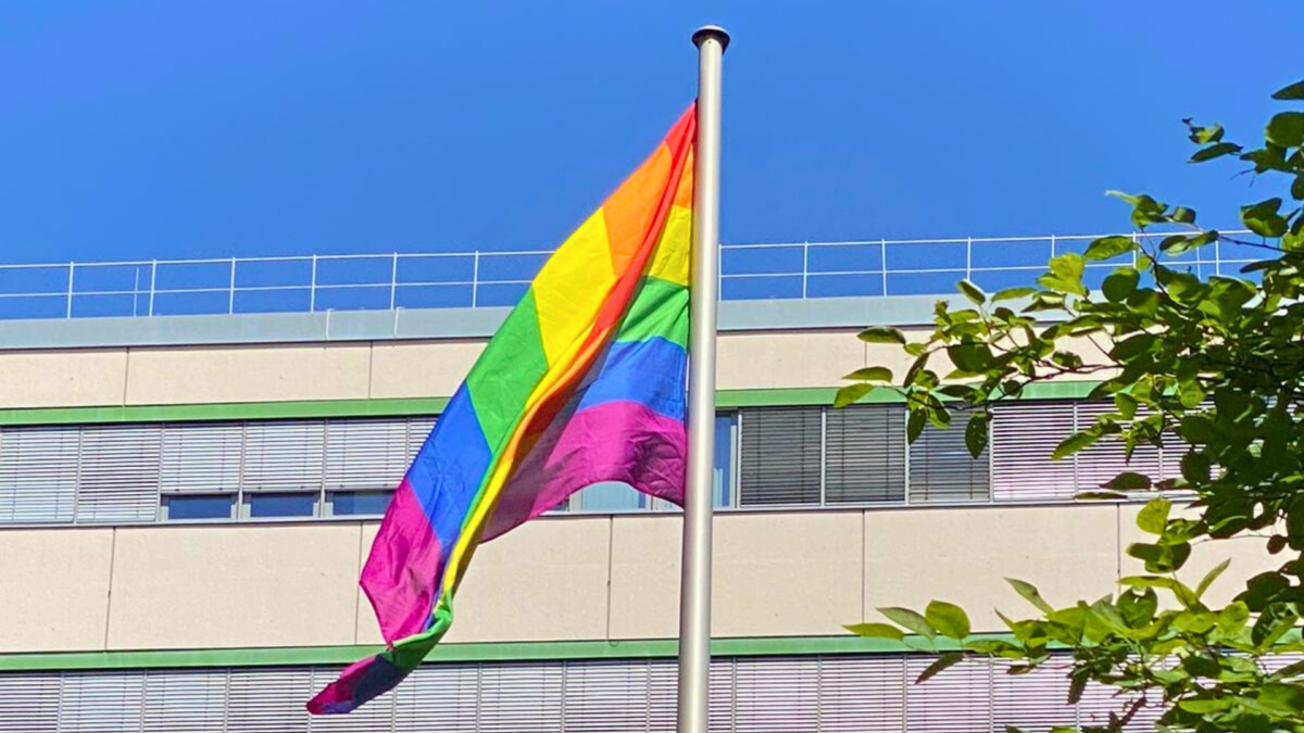 Die Prideflagge hängt am Campus Essen der UDE.