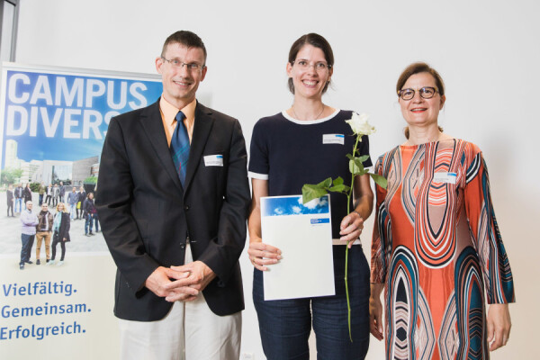 Prof. Dr. Carsten Schmuck, Dr. Lydia Didt-Koziel und Prof. Dr. Evelyn Ziegler
