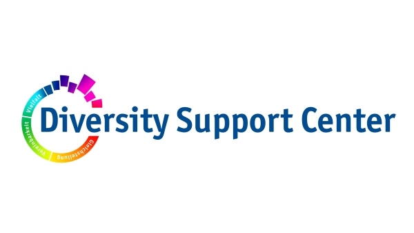Die Wort-/Bildmarke des Diversity Support Centers. DIversity Support Center ist in Primärblau ausgeschrieben. Links umrunden ein AUsschnitt eines Kreises die ersten Buchstaben und ist eingefärbt im radialen Verlauf. 