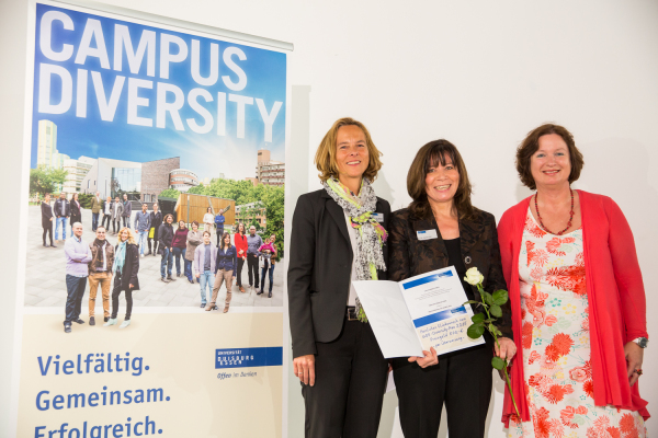 Prof. Dr. Martina Schnellenbach-Held, Dr. Angelika Eßer und Prof. Dr. Ute Klammer