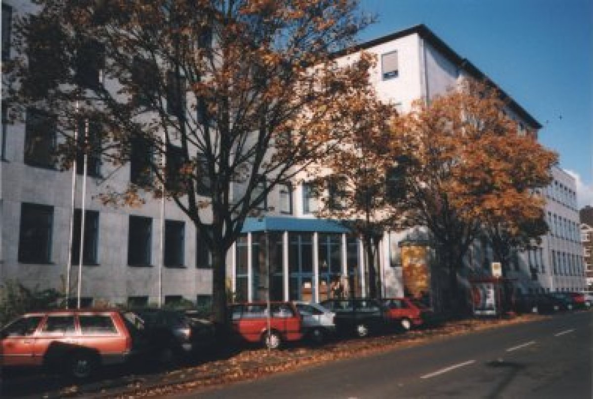 Das Bild zeigt den Eingangsbereich des BA Gebäudes auf der Bismarckstr.