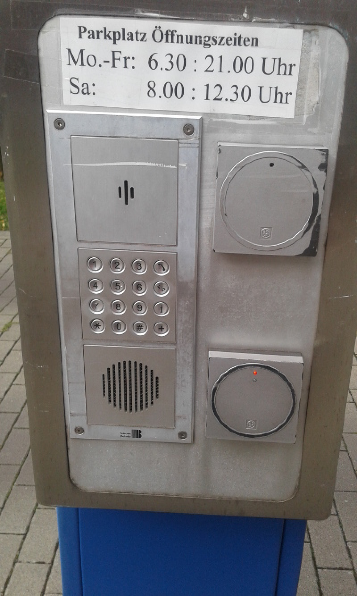Das Bild zeigt die Sprechsäule an der Einfahrt zum Parkplatz