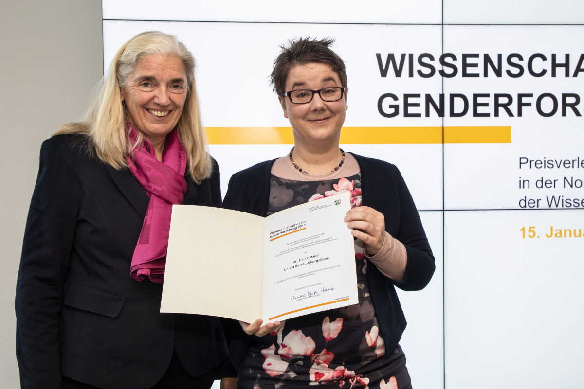 Preisträgerin Heike Mauer mit Wissenschaftsministerin Isabel Pfeiffer-Poensgen