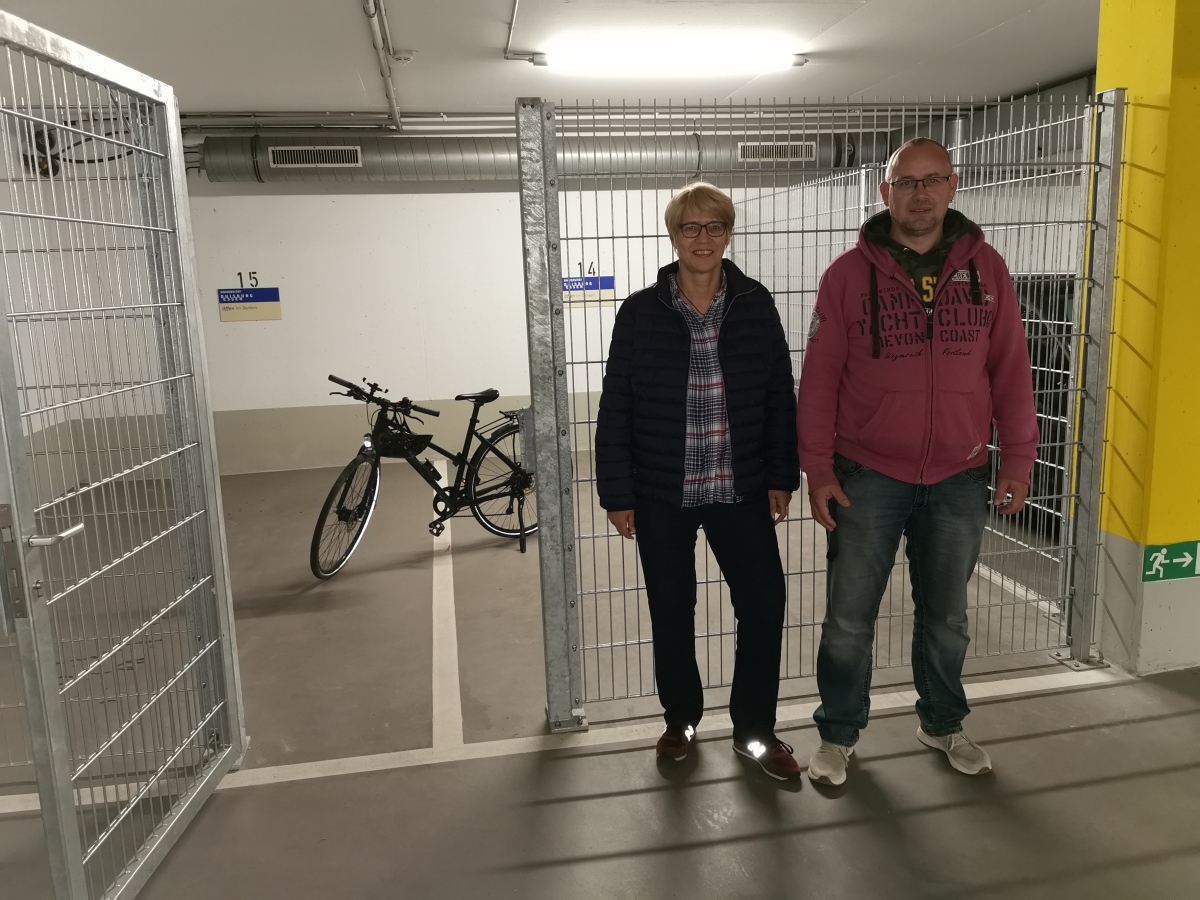 Frau Engel und Herr Lemke stehen vor der neuen Fahrradsammelgarage in den Weststadttürmen.