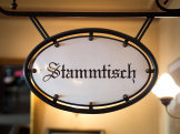 Schild mit der Aufschrift "Stammtisch".