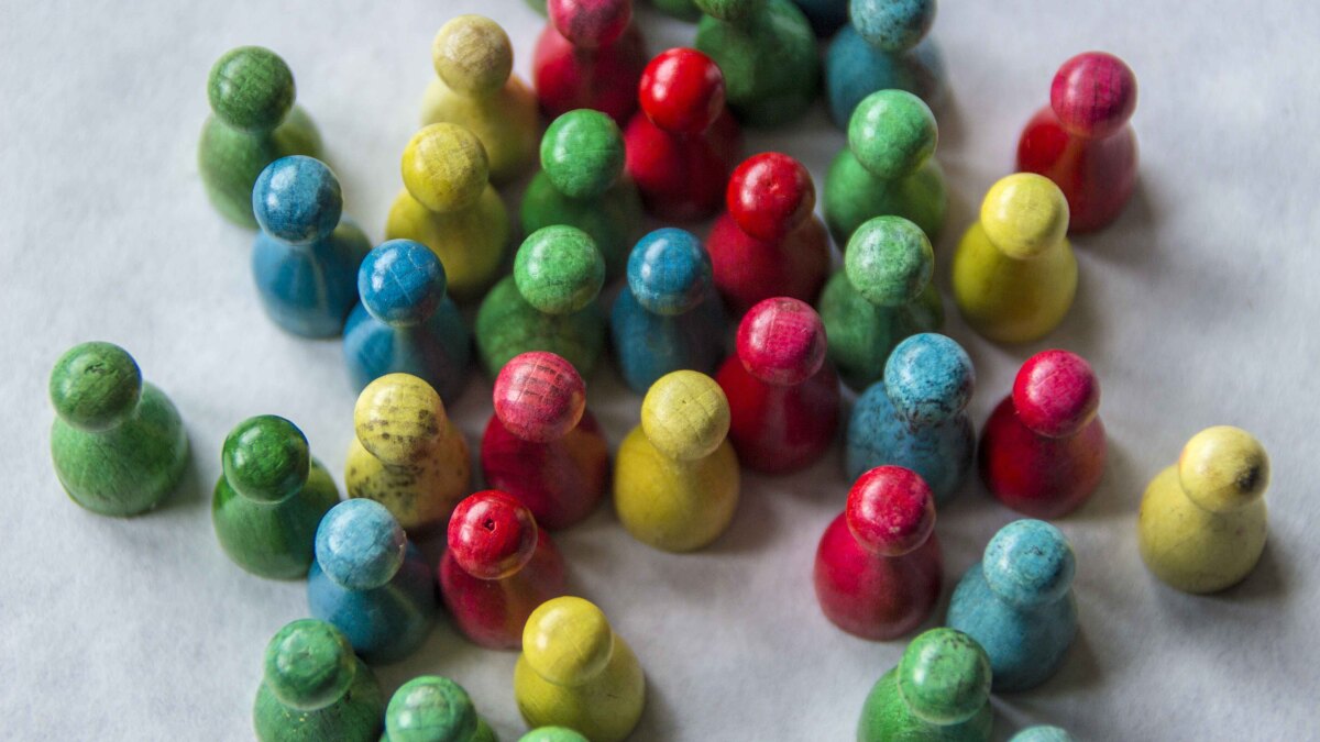 Spielfiguren in verschiedenen Farben aus der Vogelperspektive (Ausschnitt)