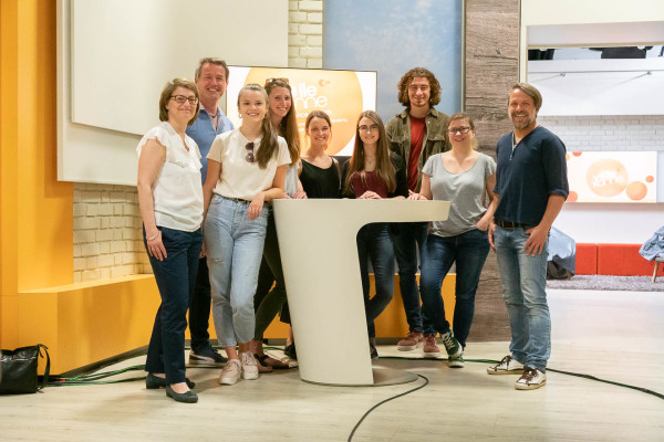 Das Foto zeigt einige Kursteilnehmer*innen im Studio der ZDF Sendung "Volle Kanne"