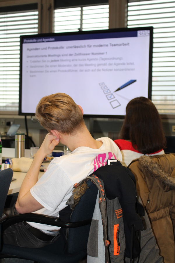 Das Foto zeigt Studierende, die sich die Präsentation im Workshop anschauen