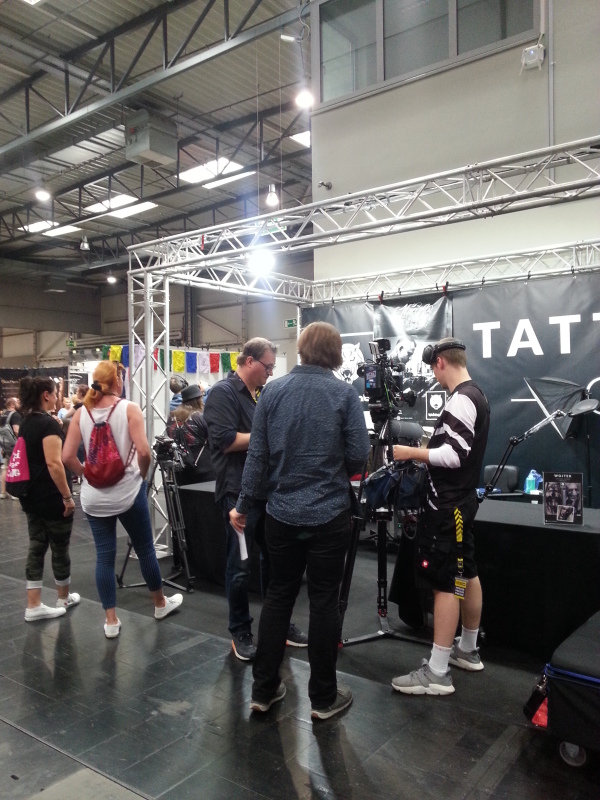 Das Bild zeigt ein Filmteam auf der Tattoo-Convention 2019 in Dortmund