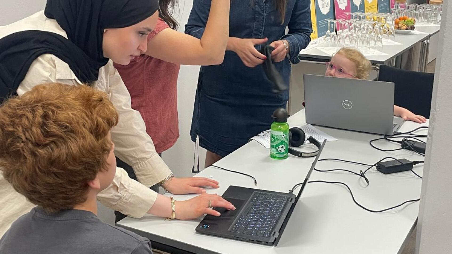 Kinder und Erwachsene beim Aufbau