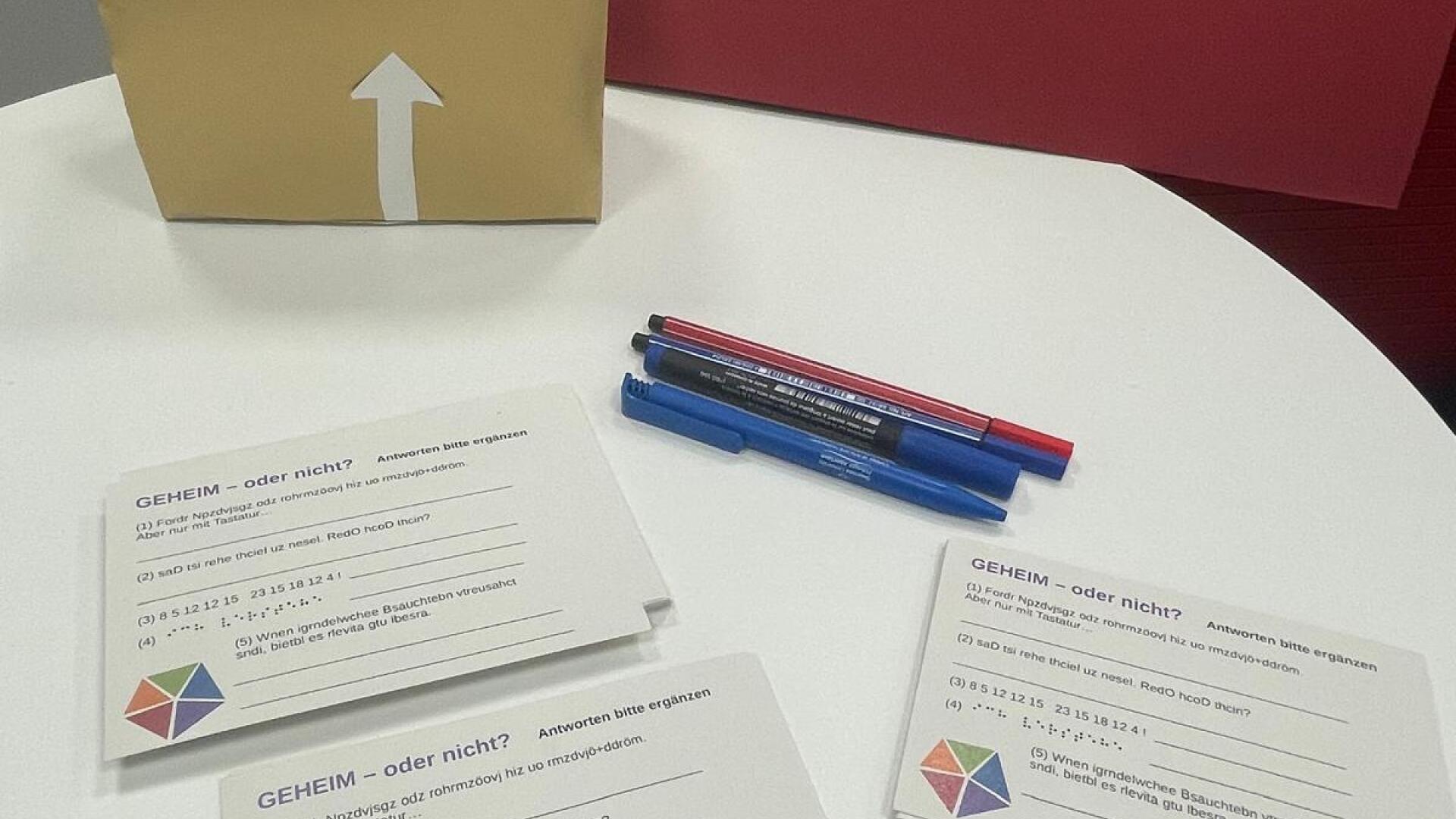 Detailansicht mit Postkarten und Stiften